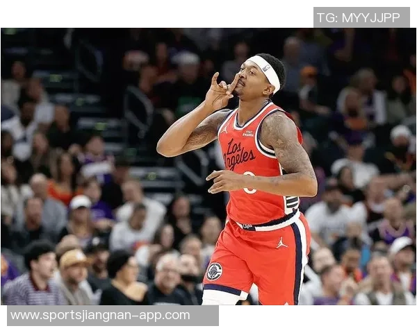 比尔首场比赛表现出色上半场完美命中率贡献12分2篮板正负值5